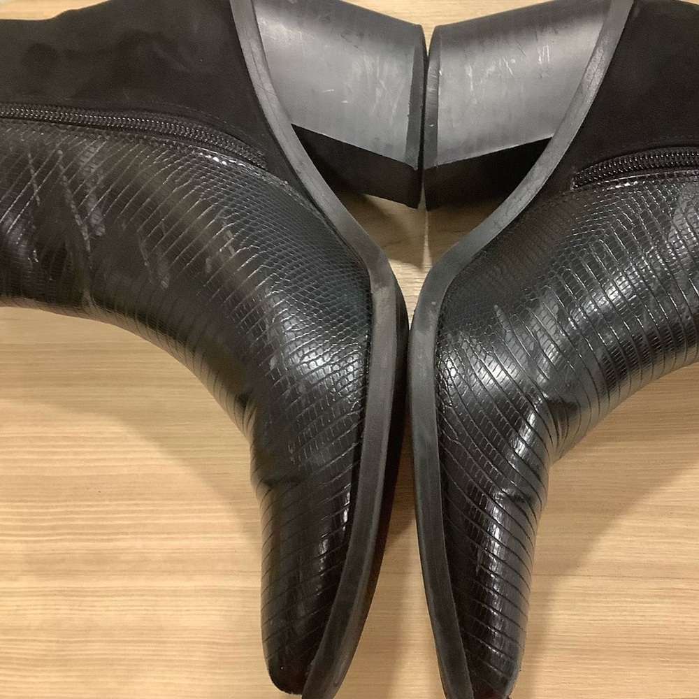 ShoeDazzle Elidi Black Ankle Boots with Gold Accents Size 9 - Picture 7 of 10
